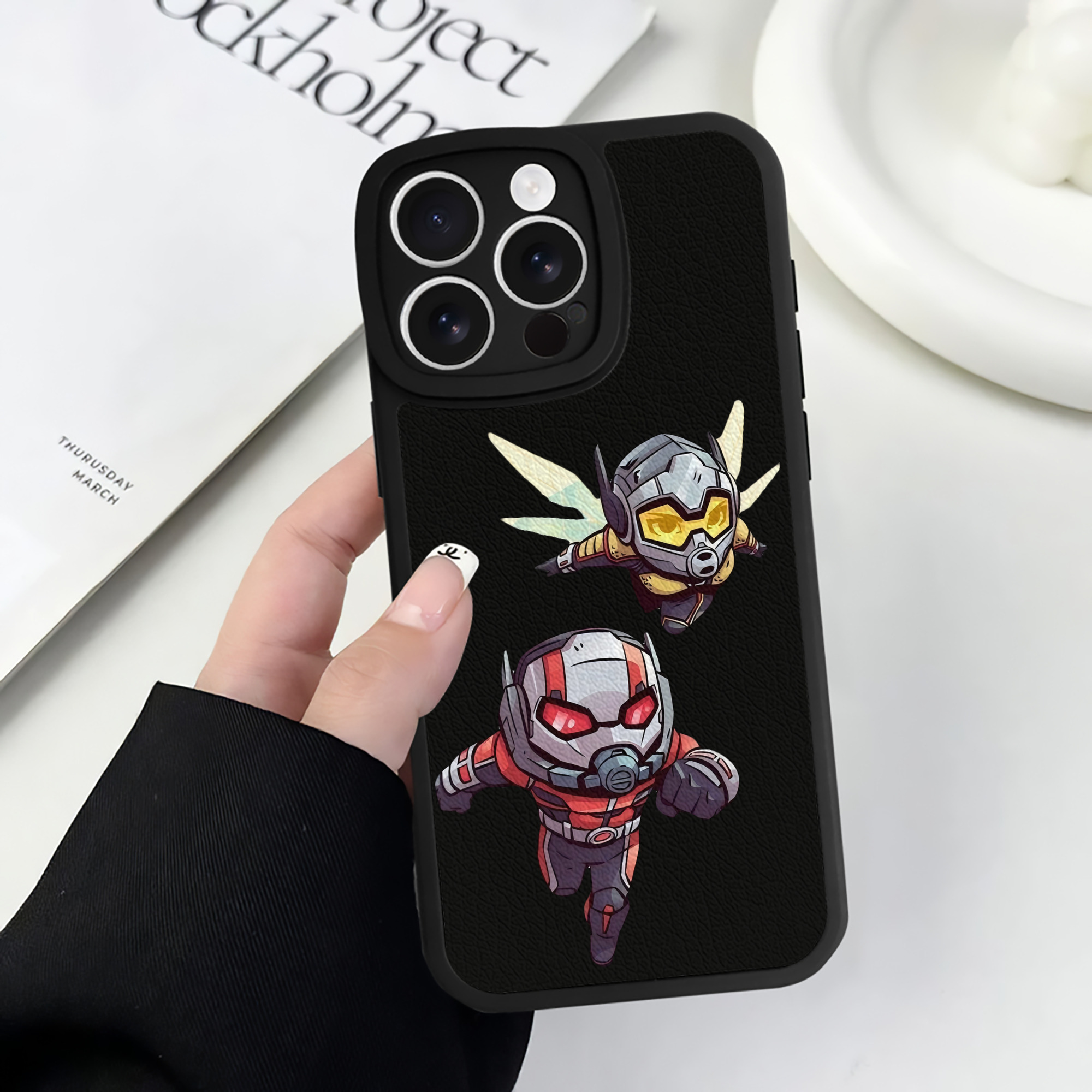 （画像用） アベンジャーズ The Avengers 【iPhone 16シリーズ対応】シリコンスマホケース（レザー調） 材質：シリコン